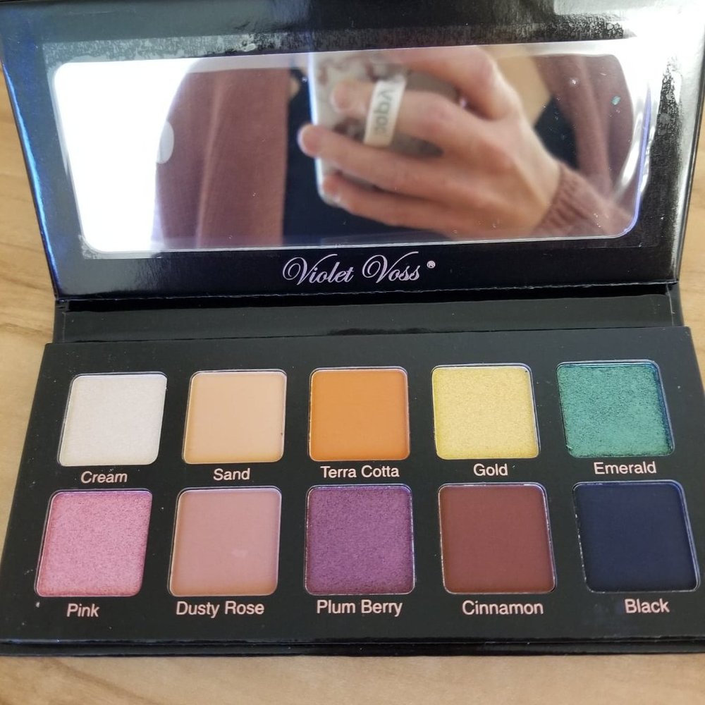 Violet Voss Essentials palette